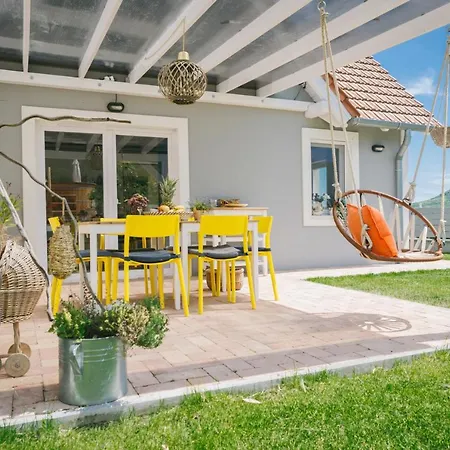 Dandelion Vendeghazak