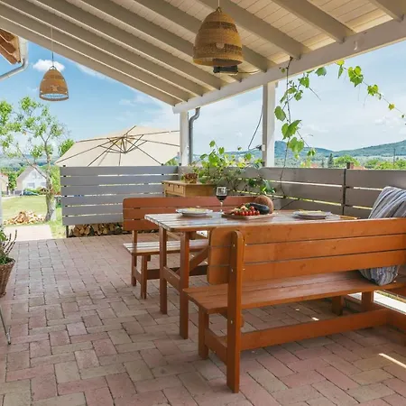 Dandelion Vendeghazak Kisapati