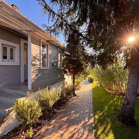 Dandelion Vendeghazak Holiday home Kisapati