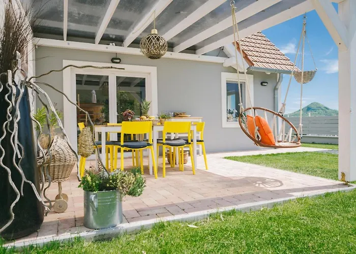 Dandelion Vendeghazak