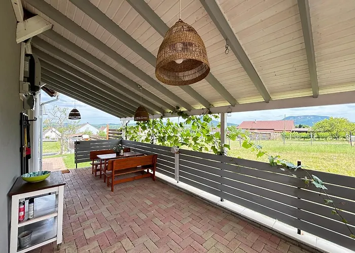 Dandelion Vendeghazak * Kisapati